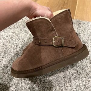 🎬 Bearpaw boots size 6